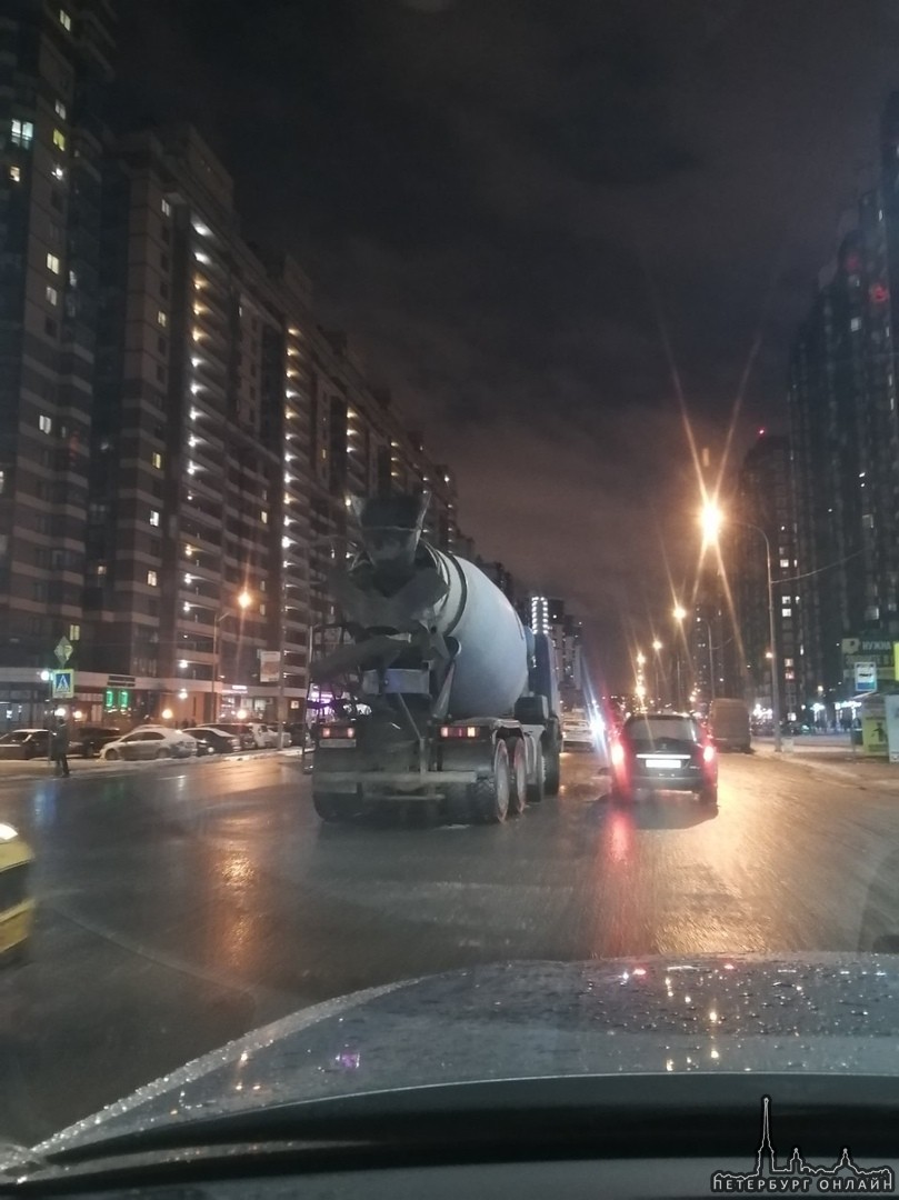 В Мурино на перекрёстке Петровского и Шувалова бетономешалка пнула каршеринг у перехода.