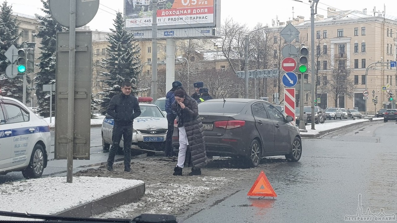 1 марта около 11 часов было ДТП с сотрудниками ГИБДД на Кантемировской улице. Водитель на Киа повора...