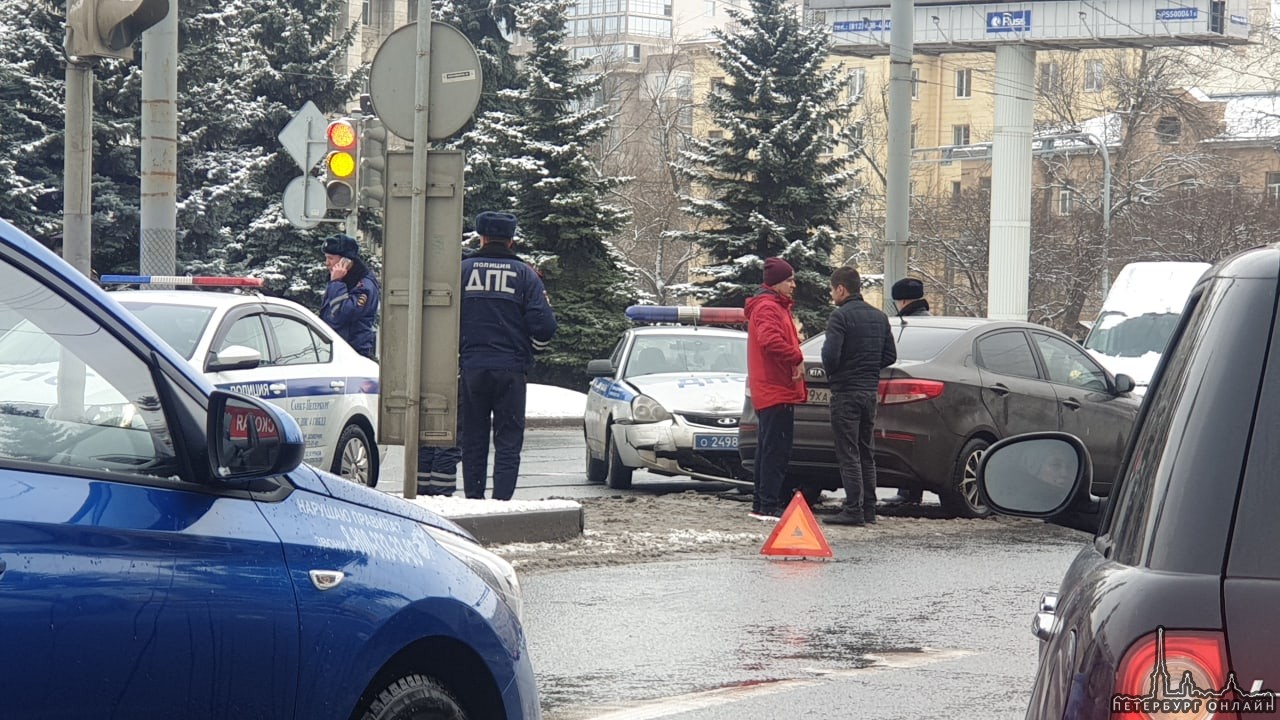 1 марта около 11 часов было ДТП с сотрудниками ГИБДД на Кантемировской улице. Водитель на Киа повора...