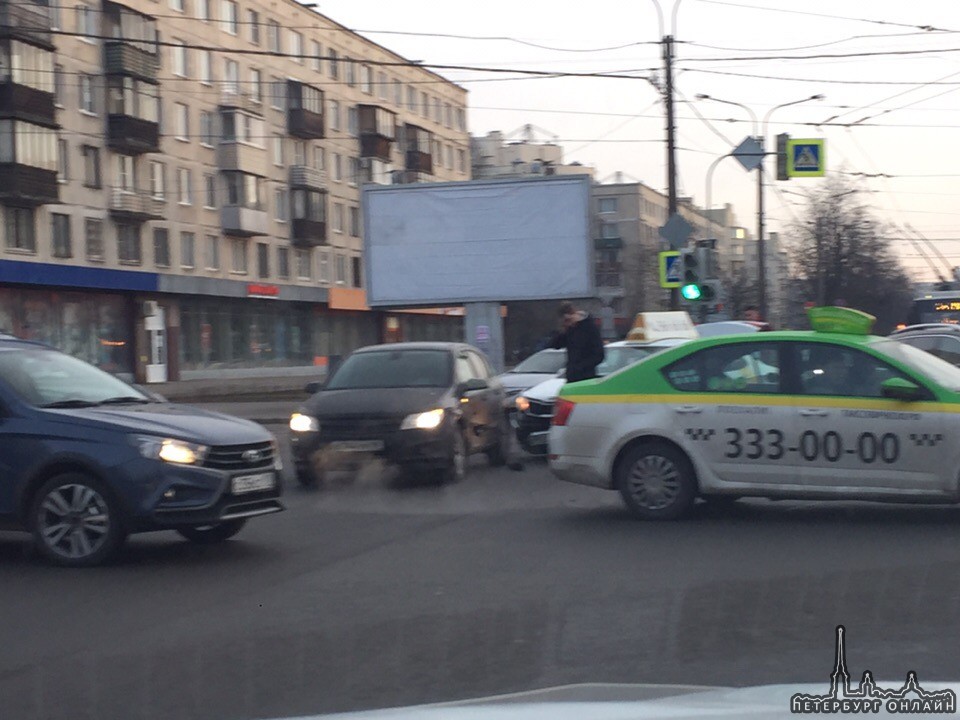 На перекрёстке Ланского шоссе и Новосибирской встретились Яндекс такси и Поло, очень мешают проезд...