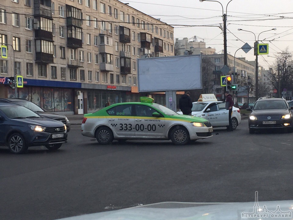 На перекрёстке Ланского шоссе и Новосибирской встретились Яндекс такси и Поло, очень мешают проезд...