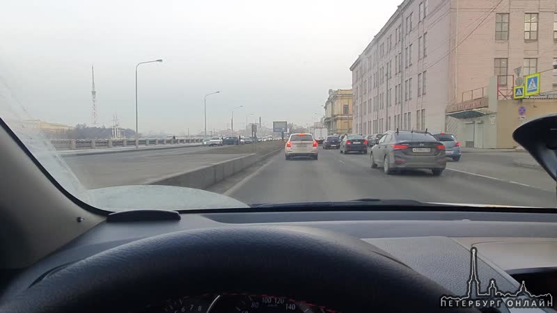 Авария на Пироговской набережной полностью перекрыла движение в сторону Литейного моста. Пробка от К...