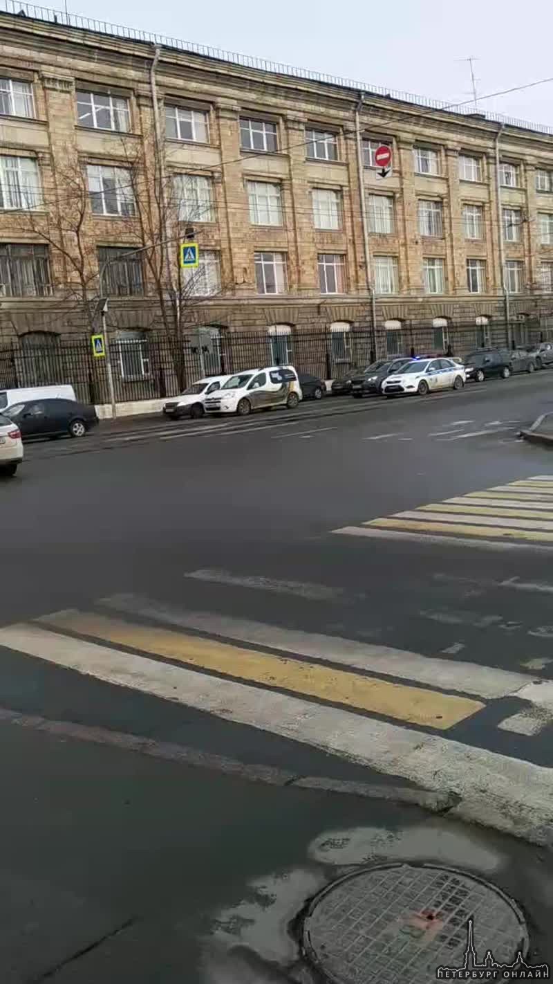 Длинная колонна полиции с омоном проехали по Политехнической улице.