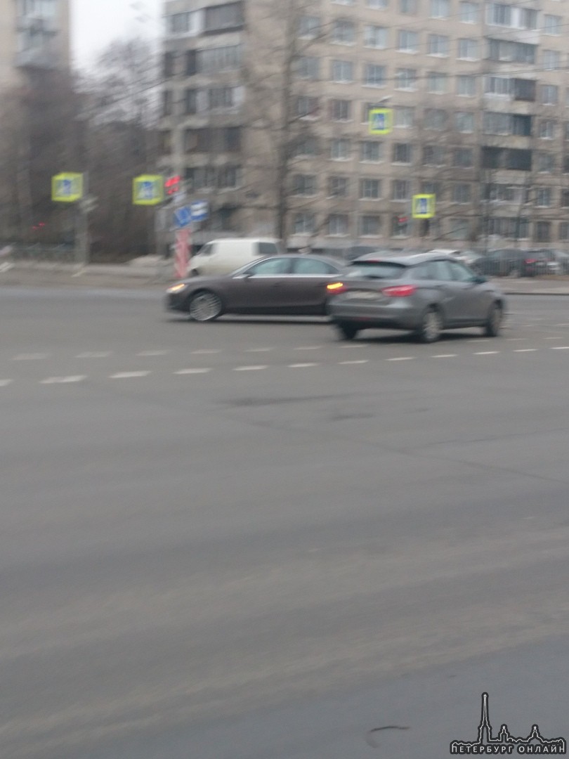 На перекрестке Купчинской и Дунайского Розовая машина и белый фургон. Ничего не видел, слышал звук, ...