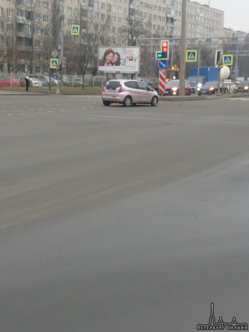 На перекрестке Купчинской и Дунайского Розовая машина и белый фургон. Ничего не видел, слышал звук, ...