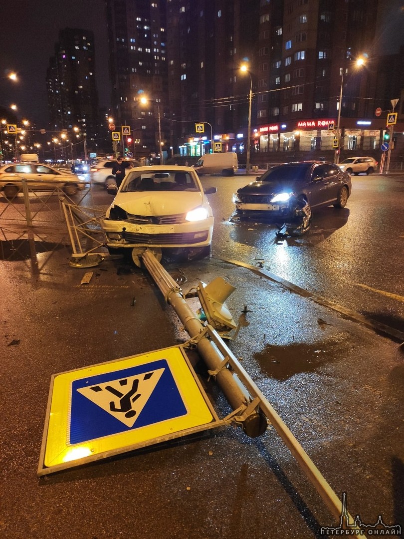 Каршеринг сломал светофор в ДТП на перекрестке Николая Рубцова и Федора Абрамова.