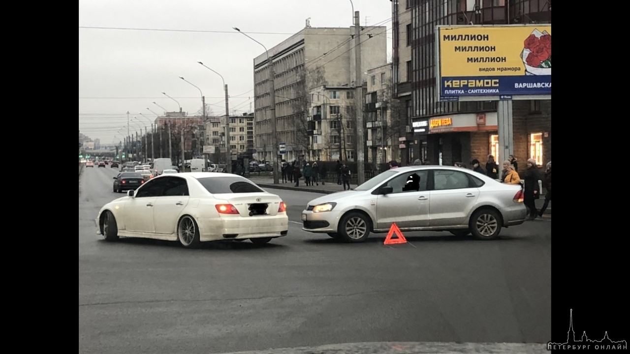 Тратят молодость и уже никуда не спешат двое джентельменов, столкнувшихся на повороте с Варшавской у...