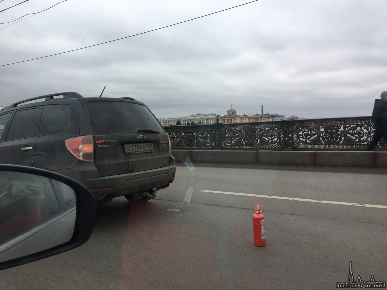 Subaru замялась об Тойоту на Литейном мосту, а буквально в трех метрах в крайнем правом ряду поцелов...