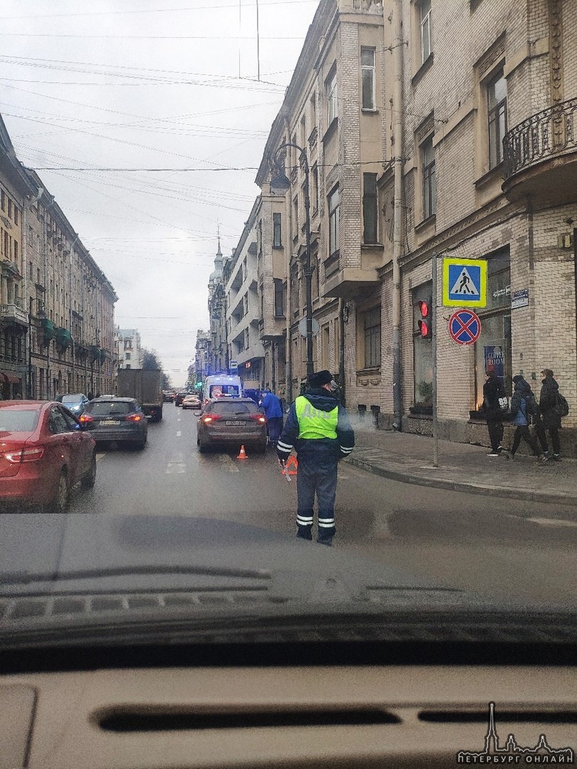 На Каменноостровском проспекте автомобиль КИА сбил на пешеходном переходе молодого парня с рюкзаком.