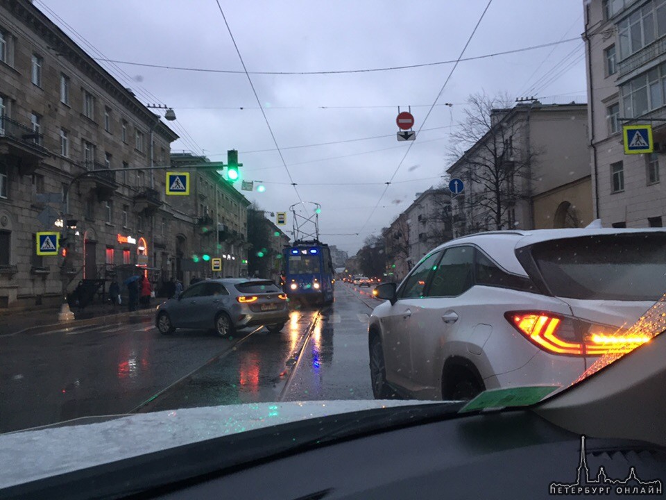 Из-за аварии, на пересечении Савушкина и Академика Шиманского, трамваи вынуждены стоять в обе сторон...