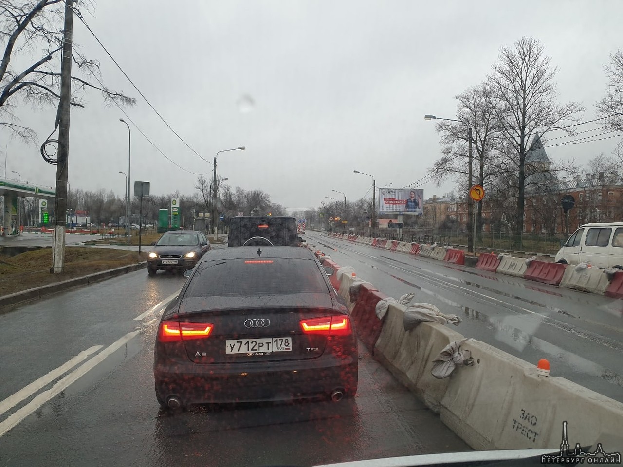 На Петерговском шоссе, в сторону проспекта Будённого, у Ленты, вынуждены двигаться по встречной, бла...
