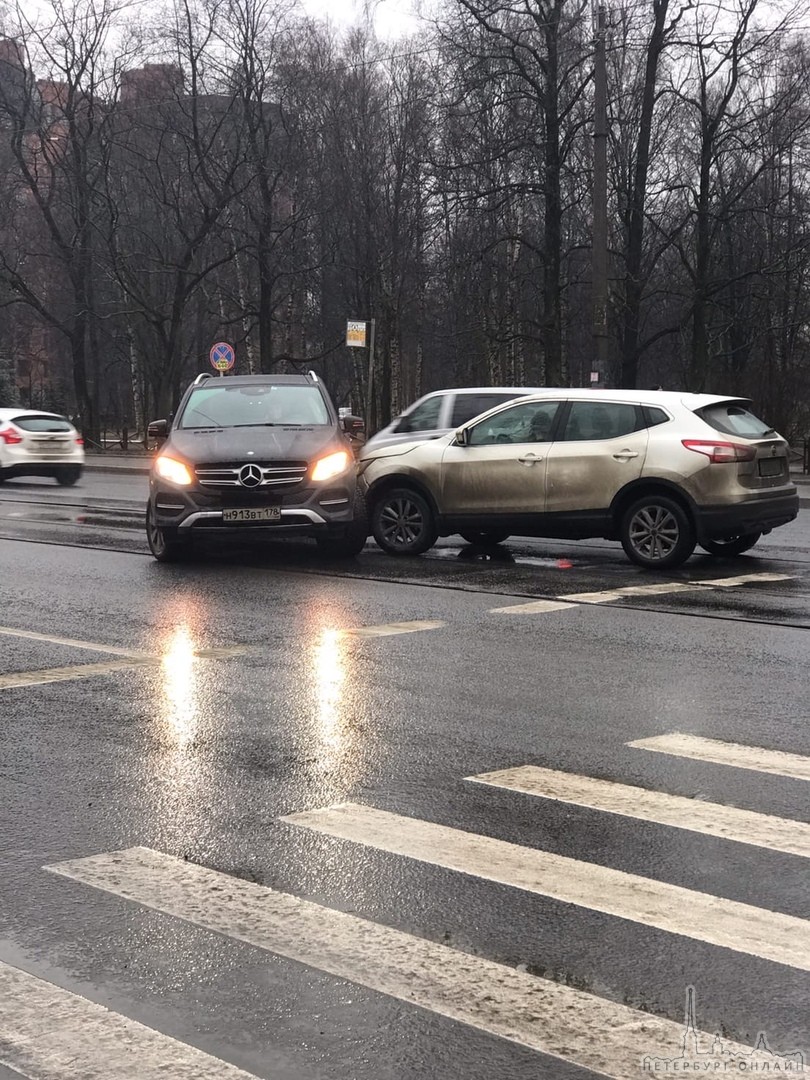 На проспекте Энгельса 75 Nissan и Mercedes не поделили поворот. Движение трамваев с двух сторон пред...