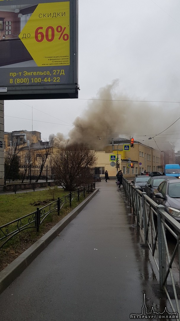 Пожар на территории Академии Можайского на углу перекрестка Чкаловского и Пионерской