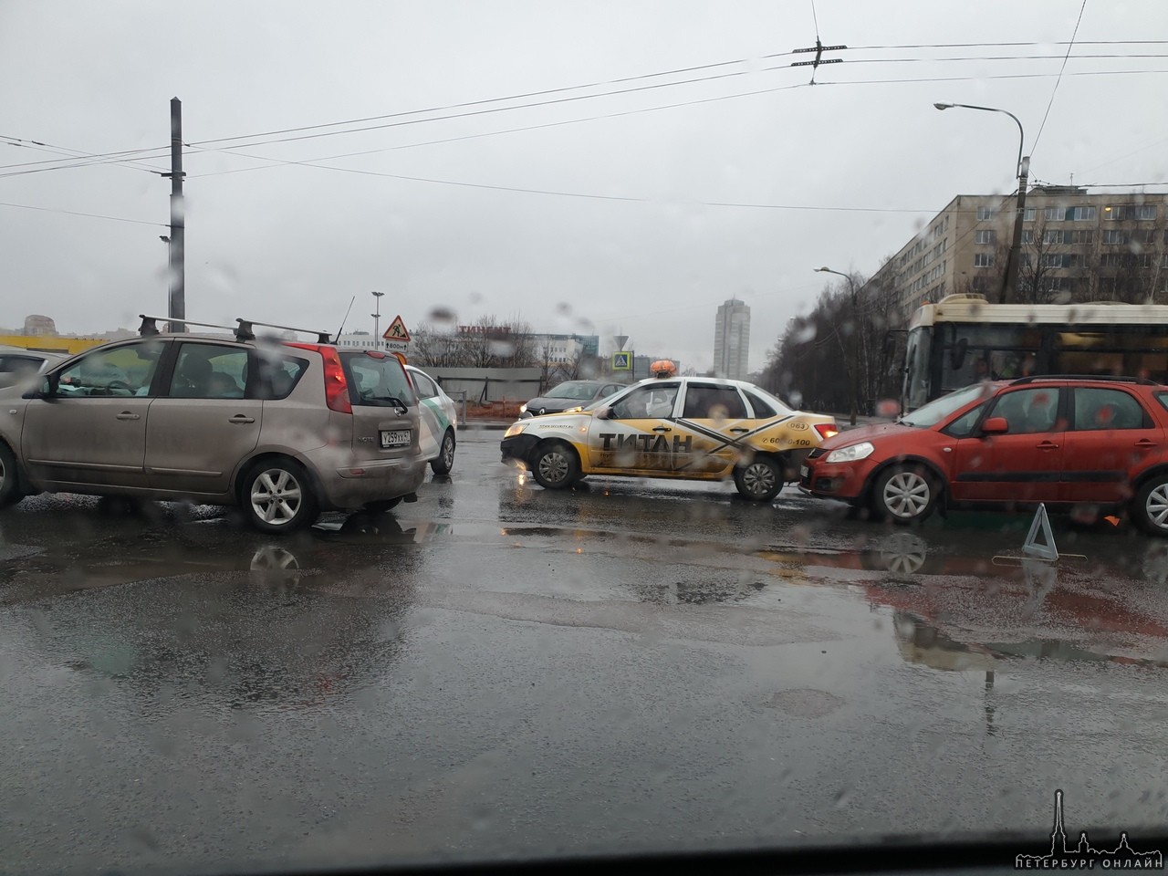 ДТП из четырёх автомобилей на пересечении Богатырского проспекта и Байконурской улицы. Затруднение п...
