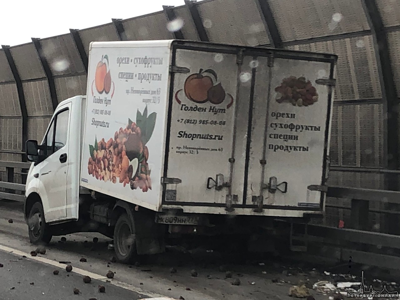 Овощи рассыпались на КАД, перед Шафировским по внешней стороне