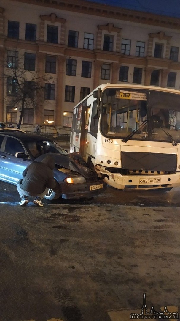 На Перекрестке Кирочной и Восстания БМВ припарковался в маршрутку. пробке быть.