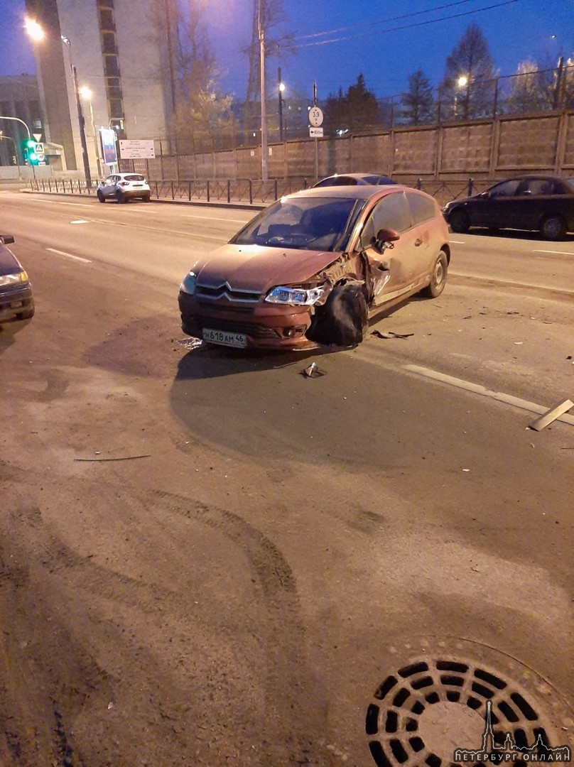 В 7:00 утра...на Новороссийской улице, напротив хлебозавода "Каравай" не поделили дорогу Nissan и Си...