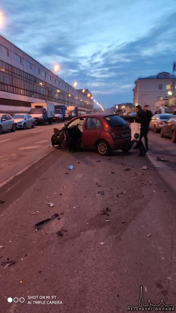 В 7:00 утра...на Новороссийской улице, напротив хлебозавода "Каравай" не поделили дорогу Nissan и Си...