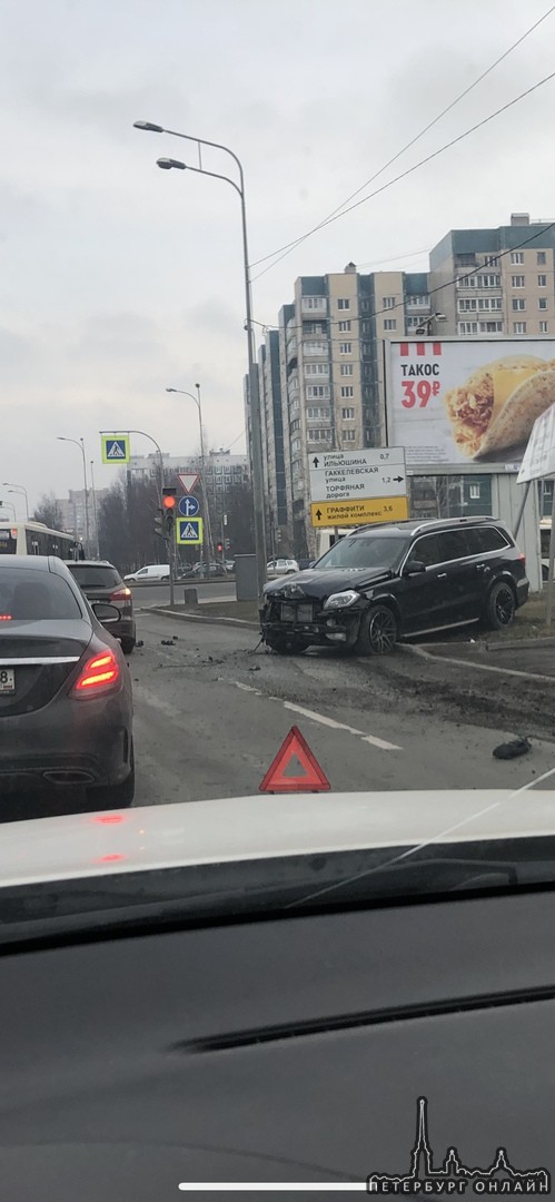 Mercedes и Фокус устроили Дтп на перекрёстке Богатырского и Планерной
