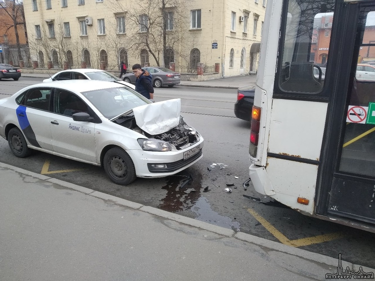 Каршеровод влетел в маршрутку на остановке на Старо-Петергофском 27 и ушёл. На фото водитель маршрут...