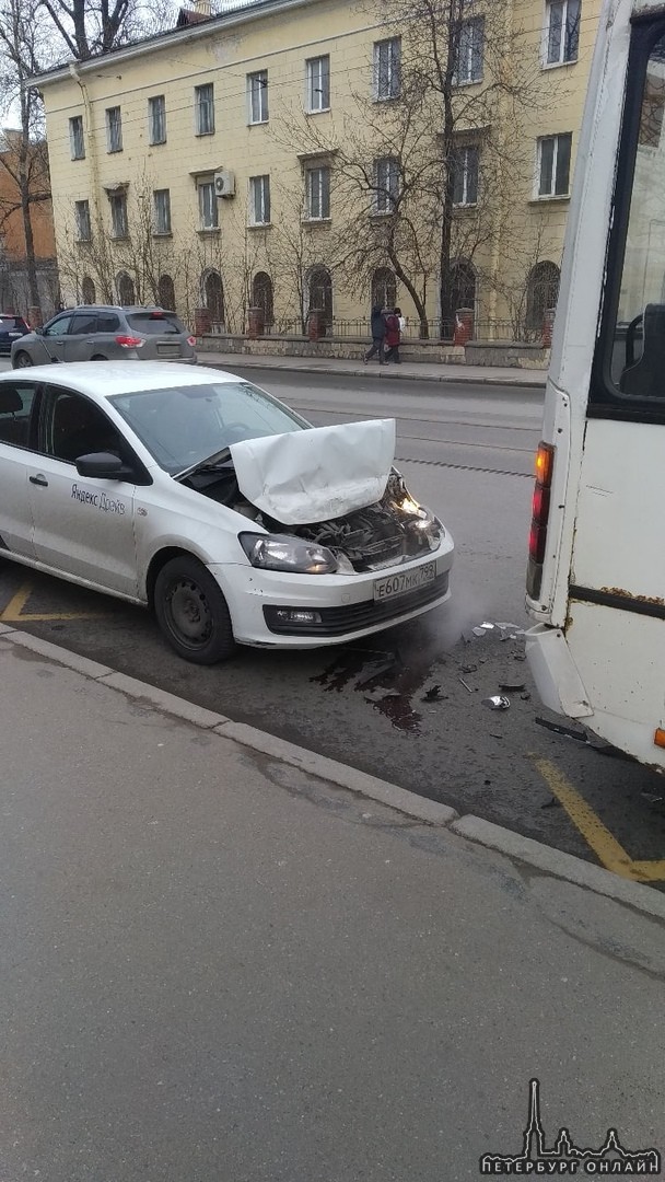 Каршеровод влетел в маршрутку на остановке на Старо-Петергофском 27 и ушёл. На фото водитель маршрут...