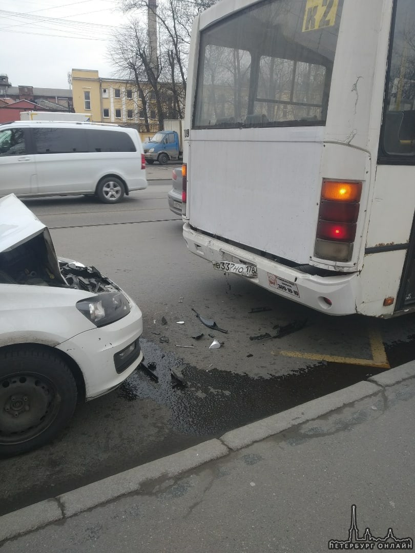 Каршеровод влетел в маршрутку на остановке на Старо-Петергофском 27 и ушёл. На фото водитель маршрут...