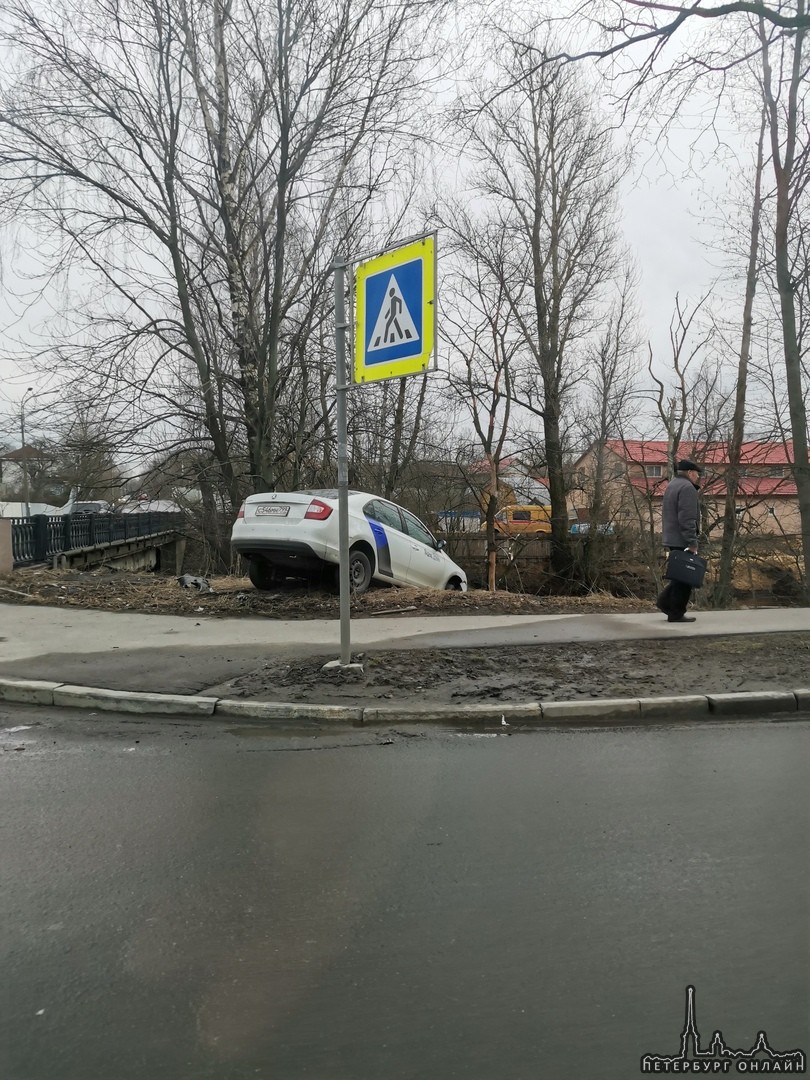 Яндекс драйв на перекрёстке Красина и Андреевской завис над речкой Лубья.
