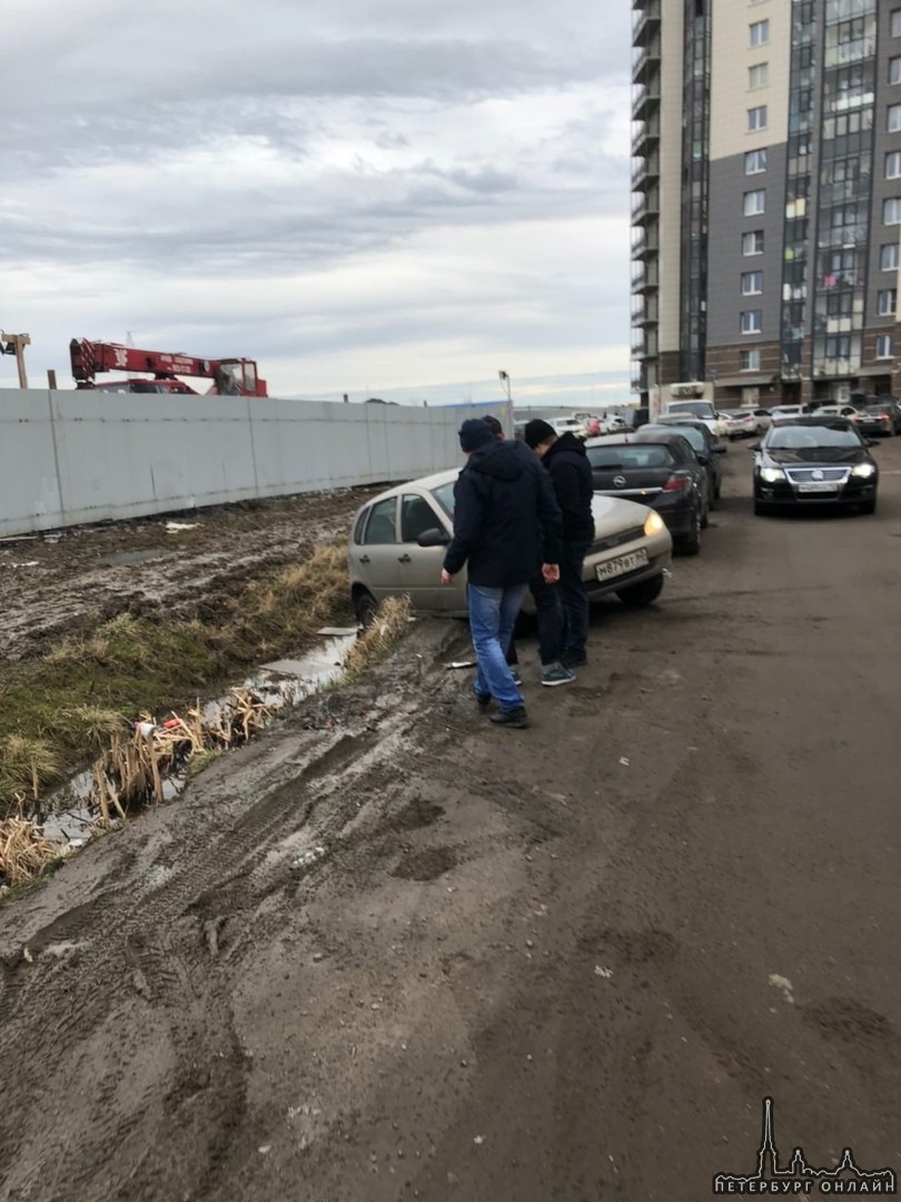 На Русановской улице Лада Калина сьехала в канаву. Пытаются вытащить, но трос рвётся. UPD: вытащили