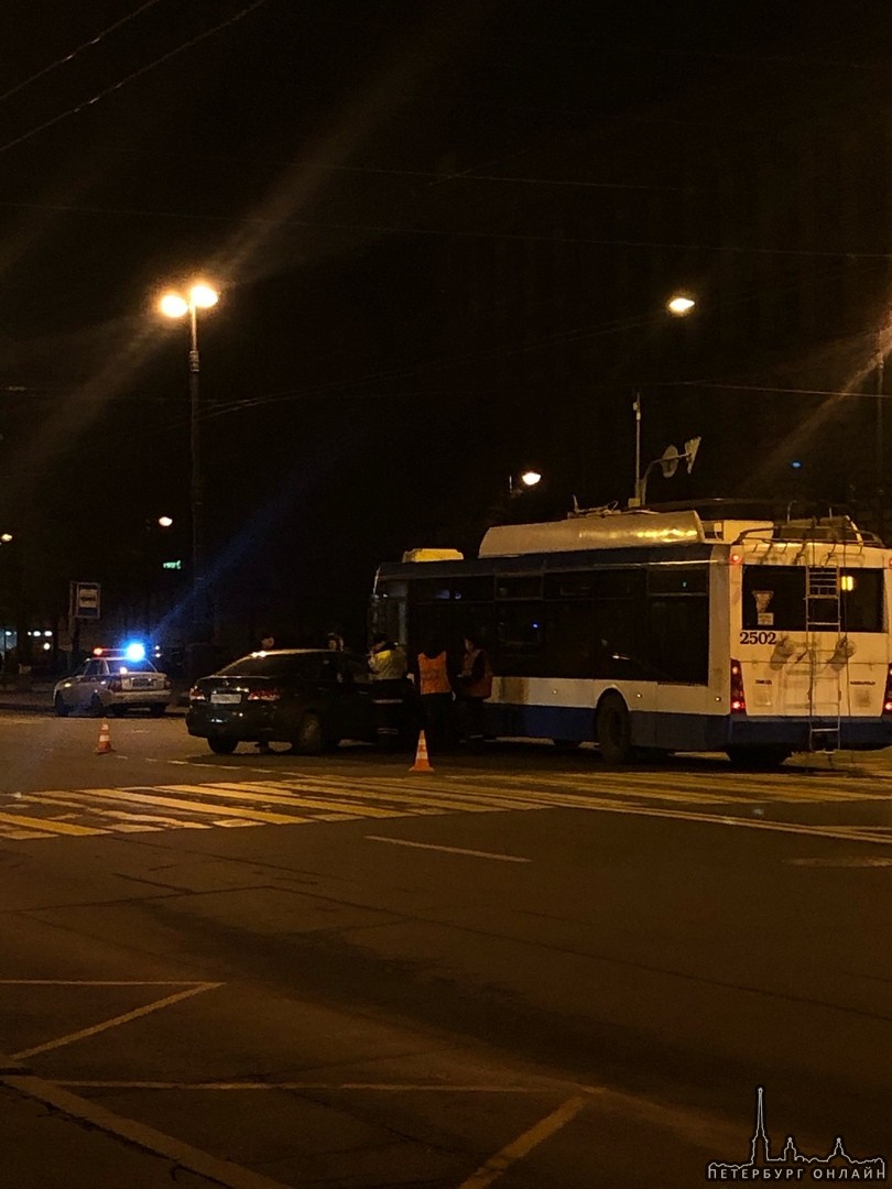 На Пересечении Большого проспекта В.О. И 8-9 линии автомобиль попал в троллейбус