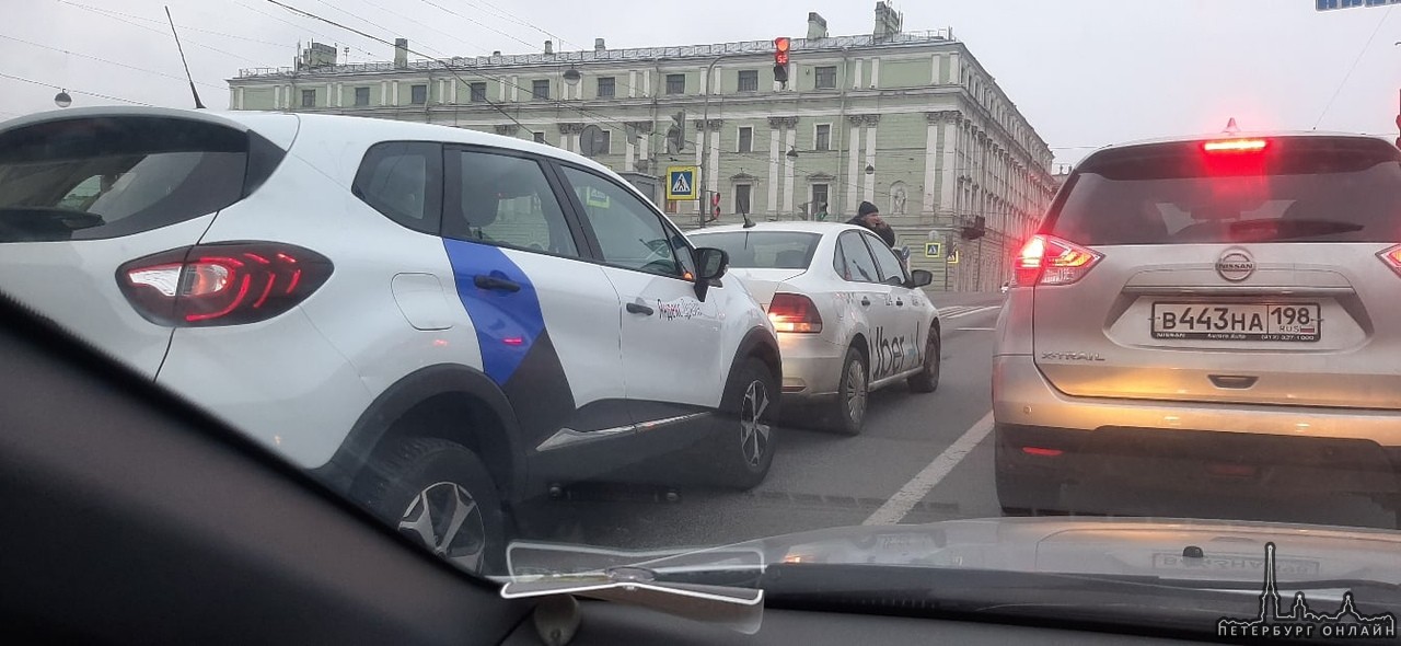 На ровном месте. Каршеринг Убер. Небольшое ДТП каршеринг вблизи. Каршеринг Uber СПБ фото. ДТП на Троицком мосту в сторону Марсова поля.