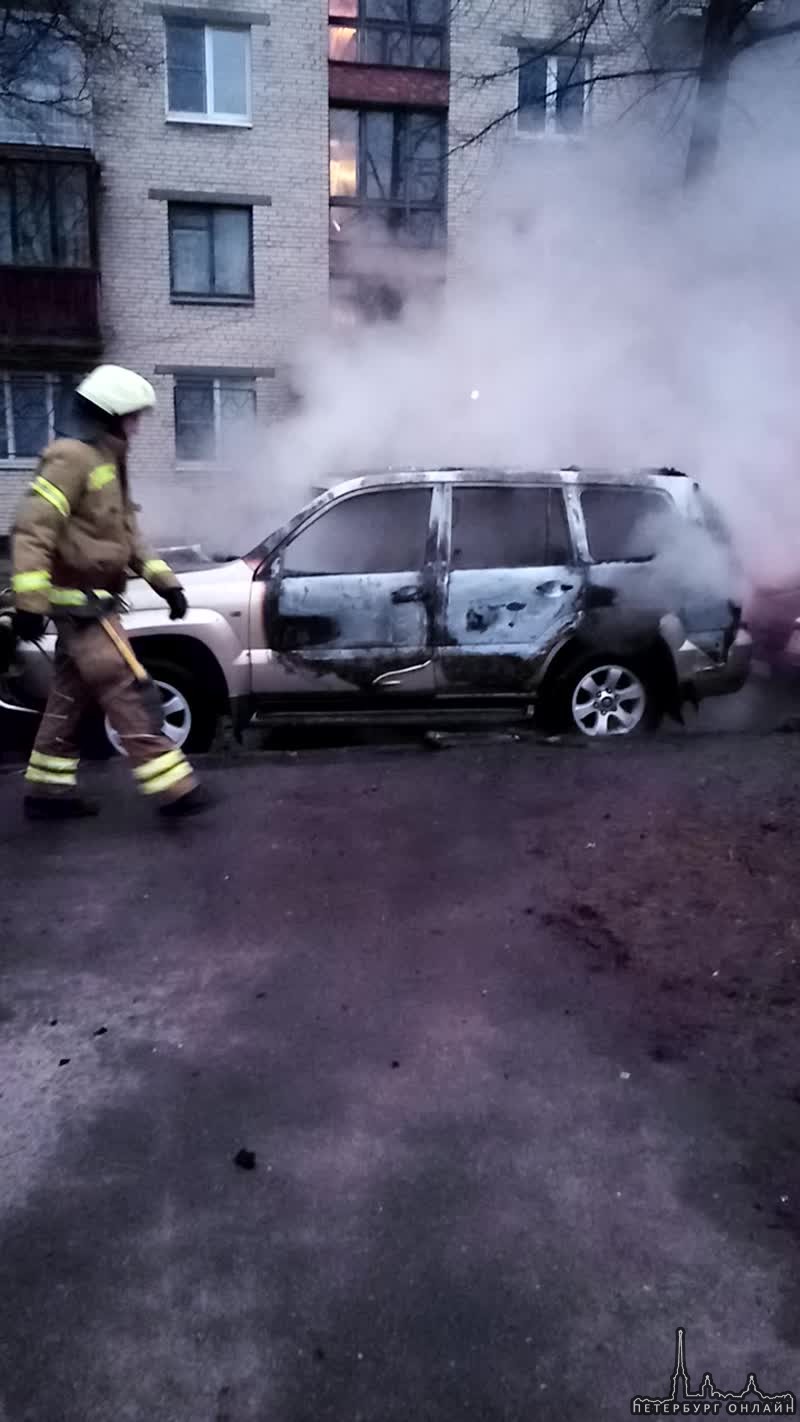 Во дворе дома по улице генерала Симоняка дом 1 сгорел "прадик" хозяин не появился... 7,30 утра.