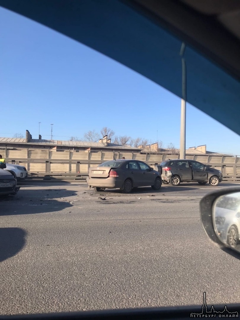 Hyundai, Поло и Экоспорт столкнулись на КАД У Софийской улицы