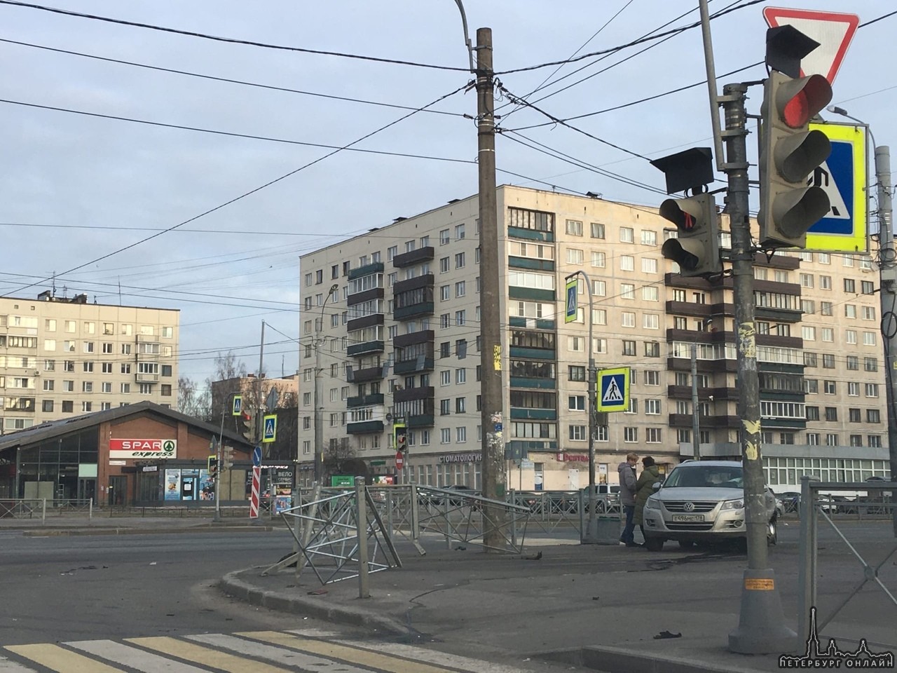 Две машина не разъехались на перекрёстке Луначарского и Гражданского. В результате аварии Фольксваг...