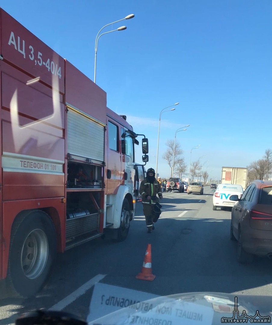 На Пулковском шоссе, на въезде в город серьёзное ДТП с пятью автомобилями, включая маршрутный автобу...