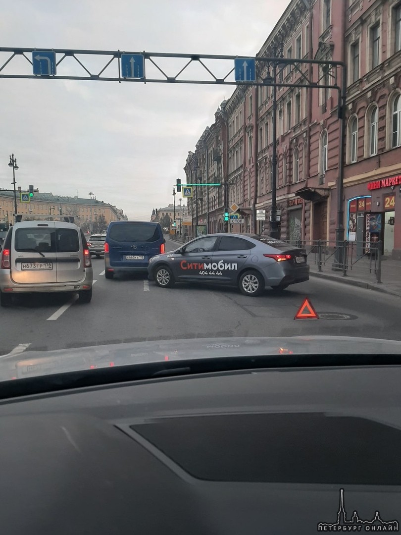 На Московском 16, перед Обводным каналом, столкнулись Mercedes и ситимобил. Повреждения минимальны,...