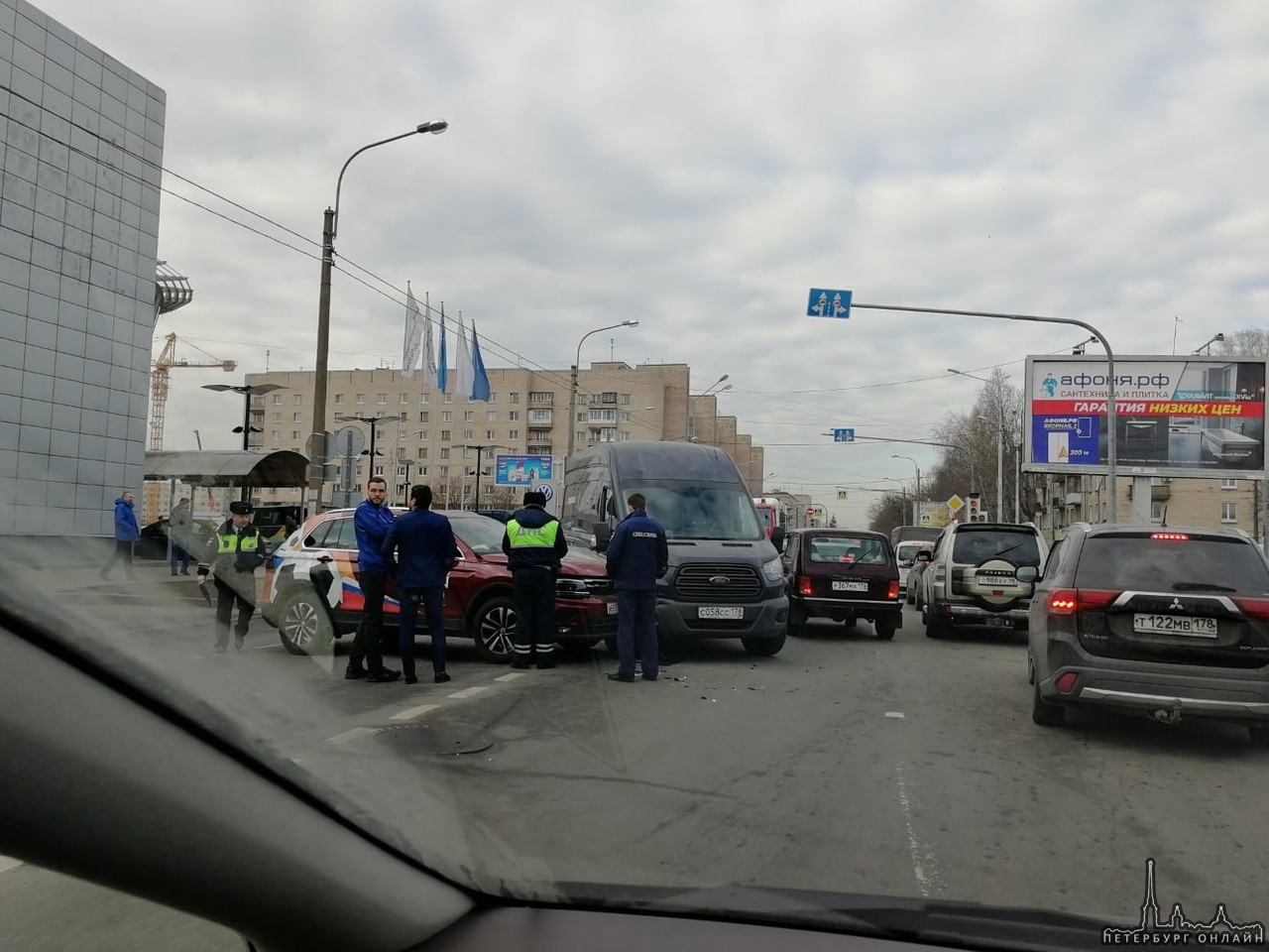 На Якорной улице, рядом с автосалоном Volkswagen, произошел тест-драйв подушек безопасности Тигуана...