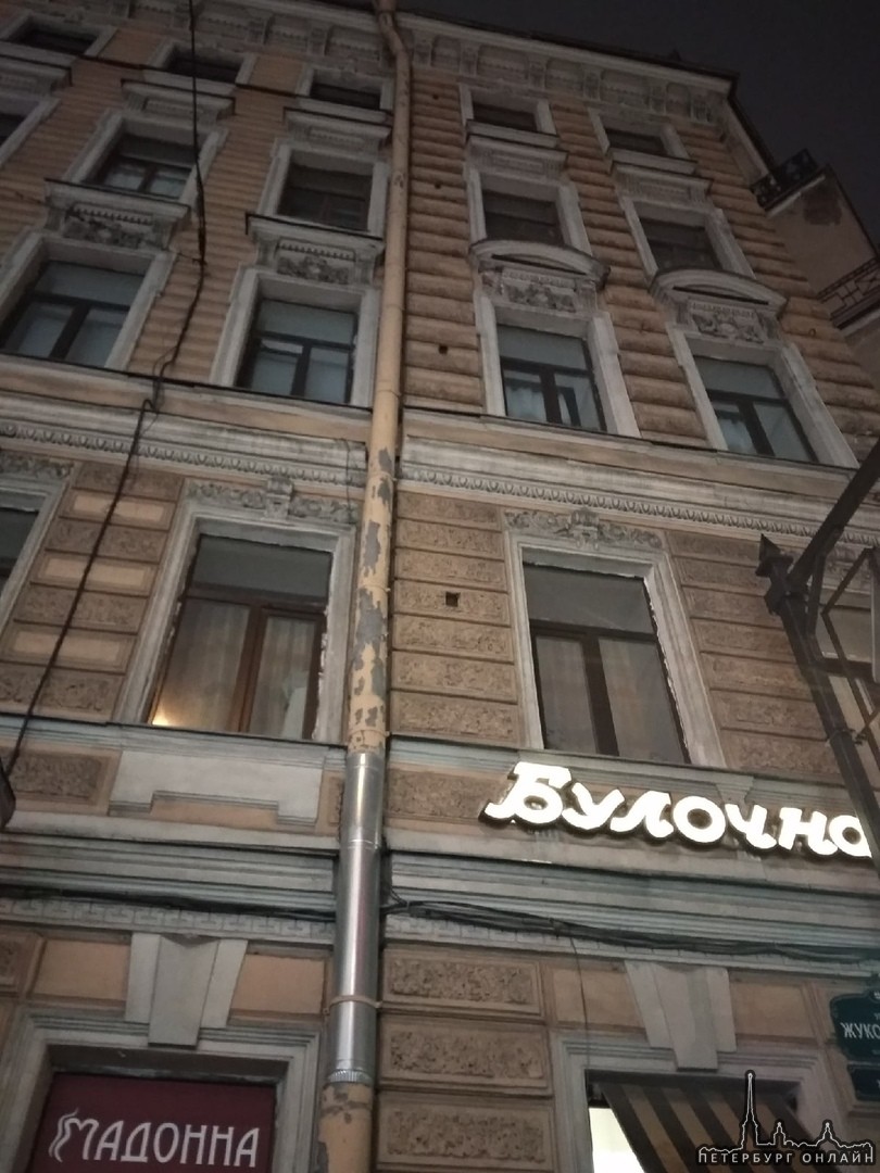 Лепнина тонко намекнула, что пора делать капремонт фасада дома 38 по улице Жуковского 1878 года пост...