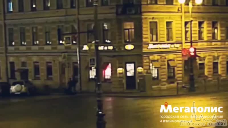 Видеозапись обрушения лепнины на Жуковского 38. Новость ранее: https://vk.com/wall-68471405_1284942...