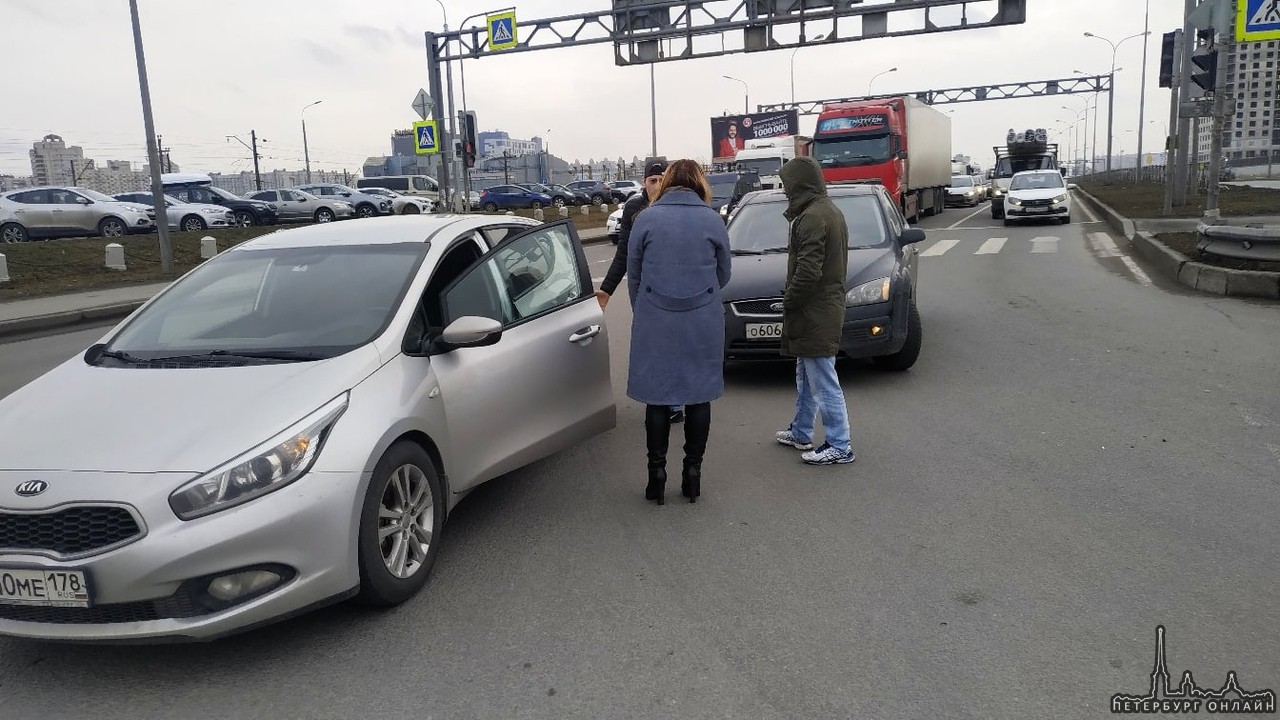 Ford и Киа притерлись в Купчино на пересечении Витебского и Дунайского.