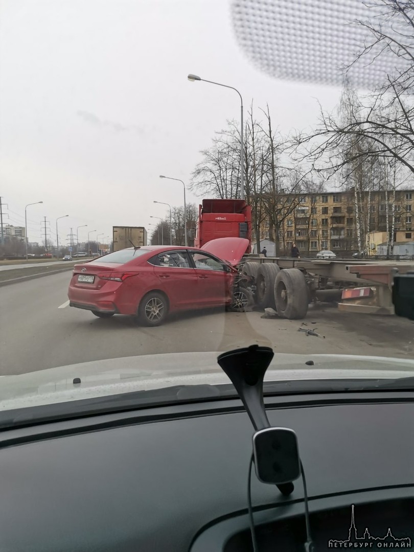 Solaris вошёл в припаркованный грузовик на проспекте Блюхера, между Кондратьевским и Замшиной