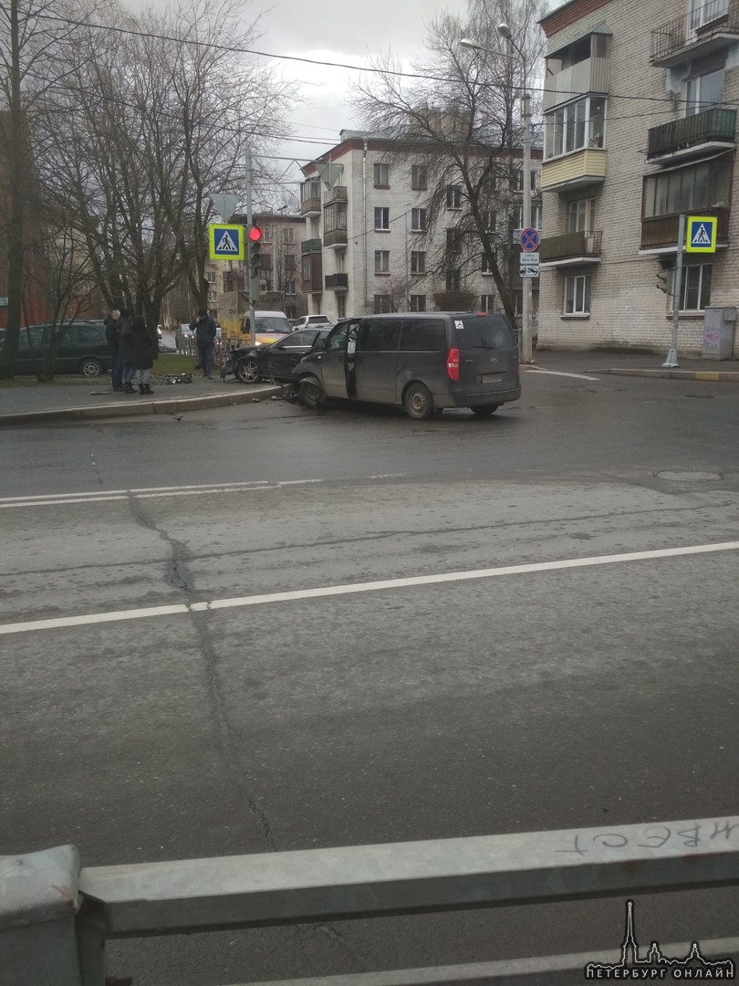 Фургон столкнулся с легковушкой на перекрестке Пограничника Гарькавого и Новобелицкой.
