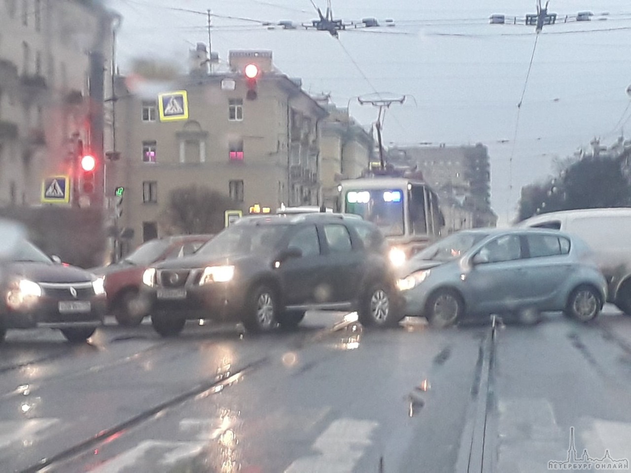 Авария час назад на перекрёстке Металлистов и Большой Пороховской, трамваи останавливались в обе сто...