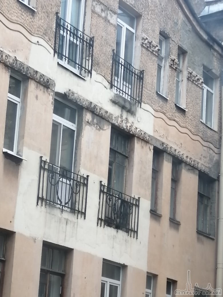 На ул. Куйбышева 21 обвалился кусок декоративной отделки здания. Коммунальные службы среагировали бу...