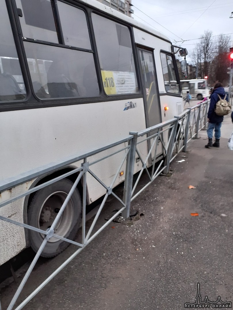 Сегодня на улице Софьи Ковалевской у маршрутки отказали тормоза и водитель принял решение тормозить ...