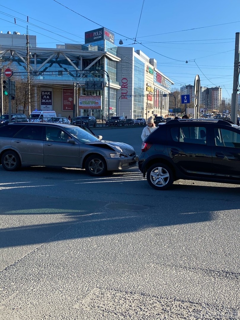 Сегодня в 9:30 на пересечении Грибалевой и Кантемировского на пешеходном переходе барышня на Хонде «...