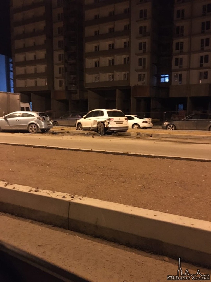 Сегодня ночью произошла авария на проспекте Ветеранов в ЖК "Солнечный город" в Красносельском районе...
