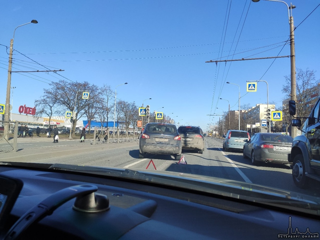 На Маршала Жукова перед пешеходным переходом между магазинами ОКЕЙ и СЕЗОН в сторону Маршала Казаков...