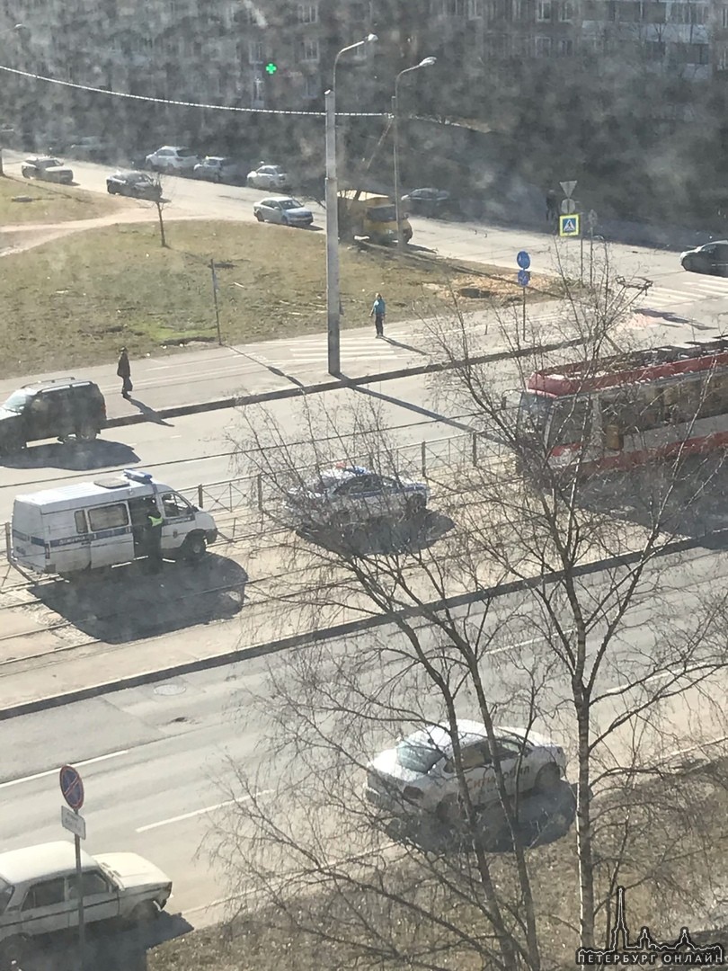 Трамвай сбил 22-летнюю девушку на проспекте Луначарского у дома 41. В тяжелом состоянии пешеход го...