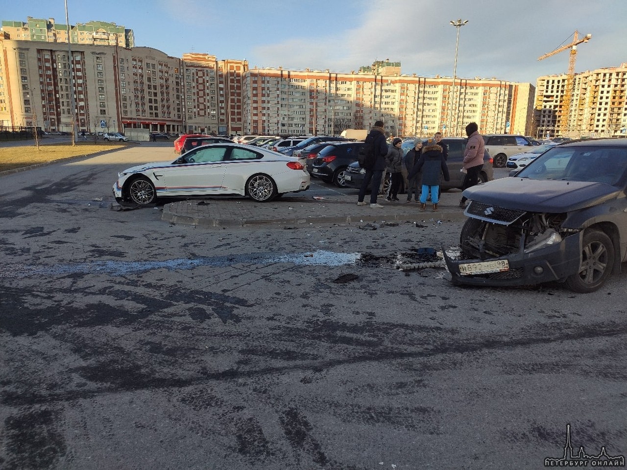 Сегодня БМВ и Suzuki столкнулись на парковке Окей на Богатырском.