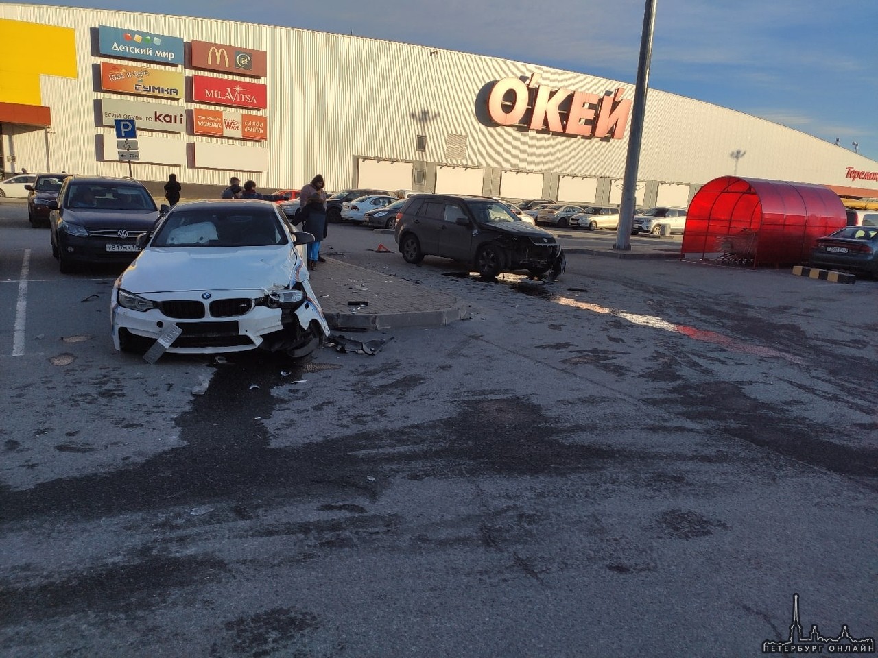 Сегодня БМВ и Suzuki столкнулись на парковке Окей на Богатырском.
